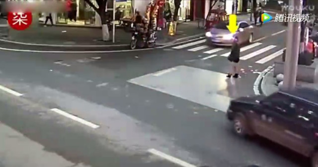 Buồn chán, người phụ nữ ném hàng chục triệu giữa phố