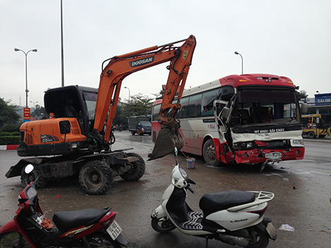 Quảng Ninh: Xe khách lao vun vút húc văng xe 5 tấn