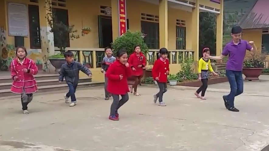 Thầy giáo vùng cao nhảy cực dẻo với học sinh trên nền nhạc sôi động
