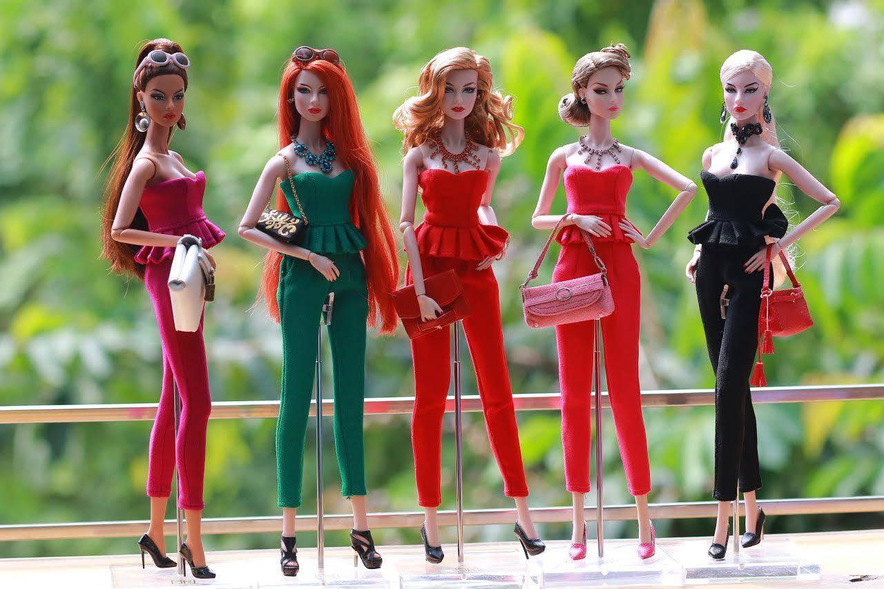 Búp bê Barbie xúng xính váy áo dự tuần lễ thời trang