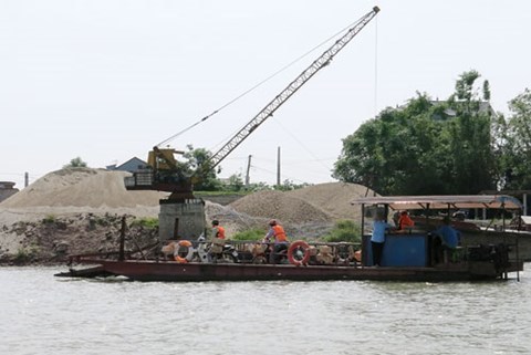 Đình chỉ 3 thanh tra giao thông trong vụ khai thác cát Bắc Ninh