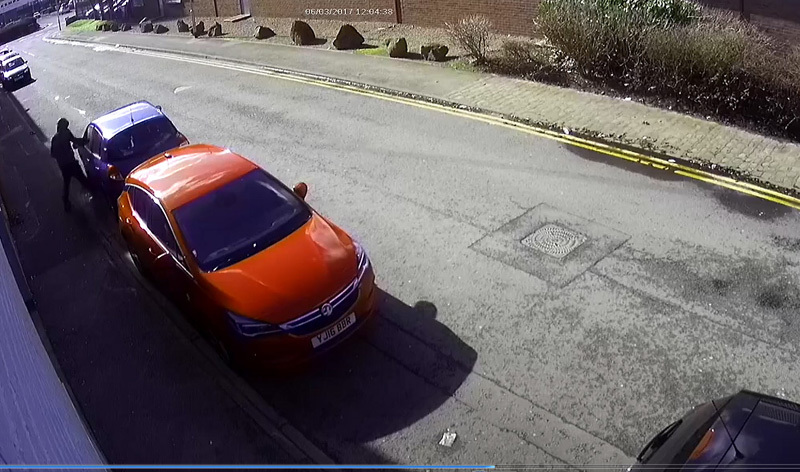 Đập vỡ kính trộm đồ trong ô tô trong tích tắc