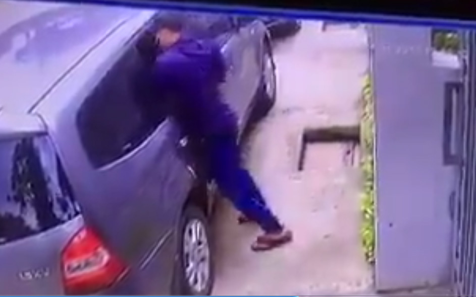 Phá cửa kính ô tô, trộm đồ trong 3 giây