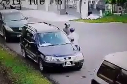 Dùng gạch đập kính ô tô để trộm