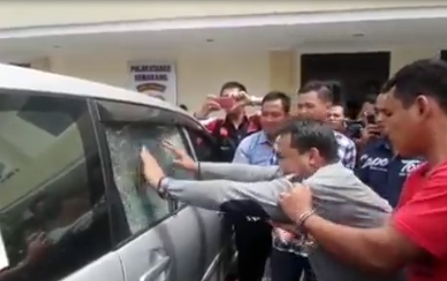 Tên trộm bị đánh què chân vì dùng bugi xe máy đập vỡ kính ô tô