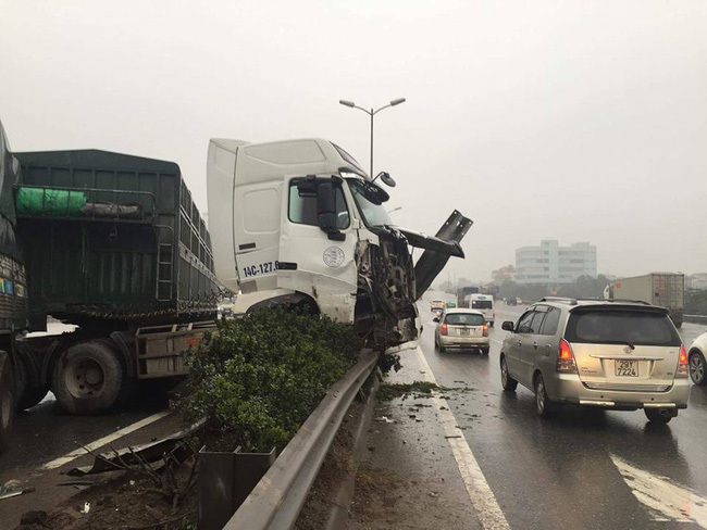 Tai nạn liên hoàn, xe tải 18 bánh treo lơ lửng trên cầu Thanh Trì