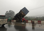 Tai nạn liên hoàn, xe tải 18 bánh treo lơ lửng trên cầu Thanh Trì