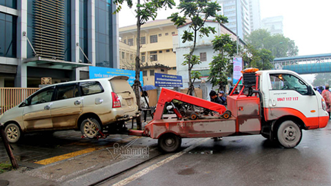 Cẩu xế hộp bất chấp biển cấm trên vỉa hè Hà Nội