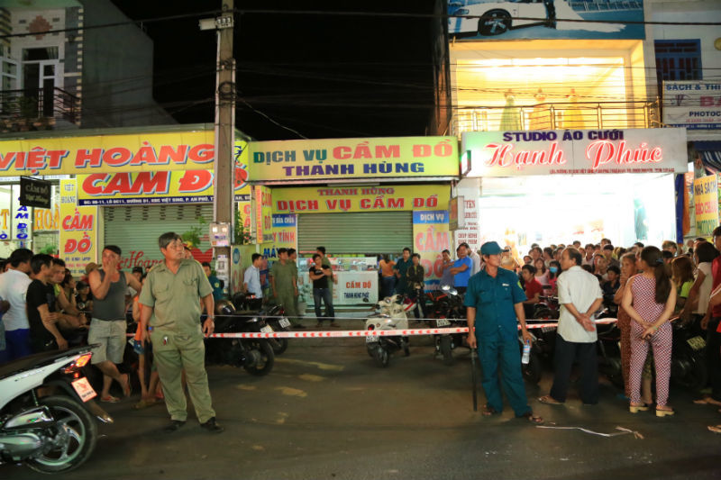 Thi thể người đàn ông treo lơ lửng giữa tiệm cầm đồ