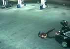 10 clip 'nóng': Cô gái liều mình nhảy khỏi cốp xe sau khi bị bắt cóc