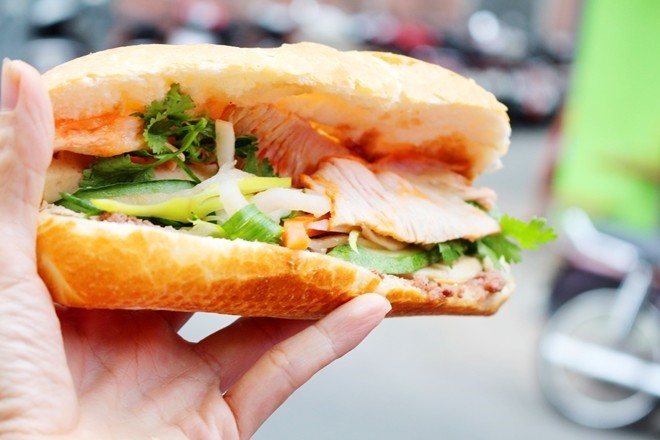 6 xe bánh mì luôn có khách xếp hàng dài ở TP.HCM