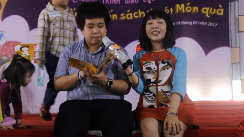 Trẻ em vây kín Đỗ Nhật Nam để nghe kể chuyện bằng tiếng Anh