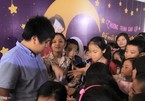 Trẻ em vây kín Đỗ Nhật Nam để nghe kể chuyện bằng tiếng Anh