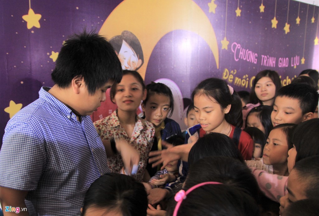 Trẻ em vây kín Đỗ Nhật Nam để nghe kể chuyện bằng tiếng Anh