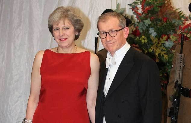 Nữ thủ tướng Anh chia việc nhà với chồng