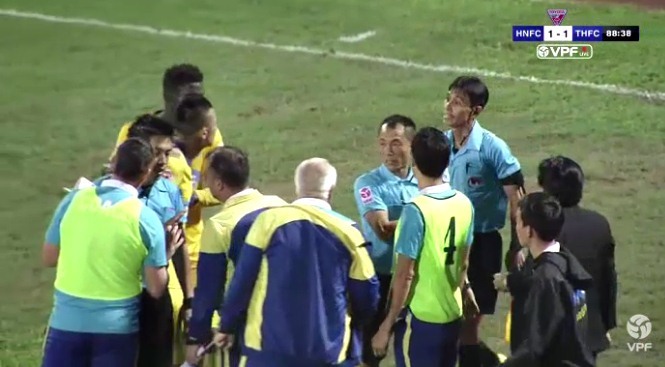 FLC Thanh Hóa bị từ chối bàn thắng, HLV Petrovic đòi 
