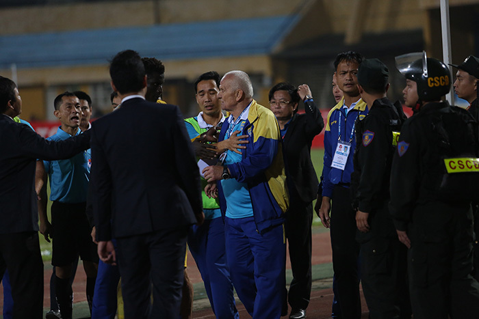 FLC Thanh Hóa bị từ chối bàn thắng, HLV Petrovic đòi 