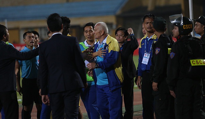 FLC Thanh Hóa bị từ chối bàn thắng, HLV Petrovic đòi