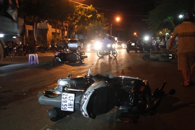 Ô tô tông liên hoàn giữa phố, 8 người bị thương