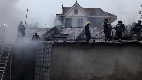 Cháy lớn, kho hàng 2.000m thiêu rụi thành tro