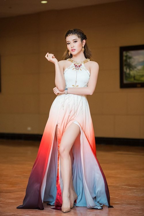 Những Chiếc Váy Xẻ Không Thể Sexy Hơn Của Mai Phương Thuý Tú Anh 