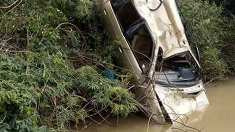 Xế hộp lao xuống sông, tìm thấy 1 thi thể