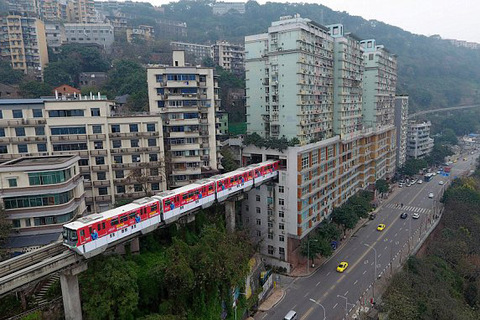 Tàu đi xuyên qua chung cư 19 tầng