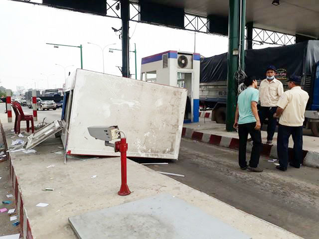 Xe tải kéo sập cabin trạm thu phí, nhân viên bán vé chạy tán loạn