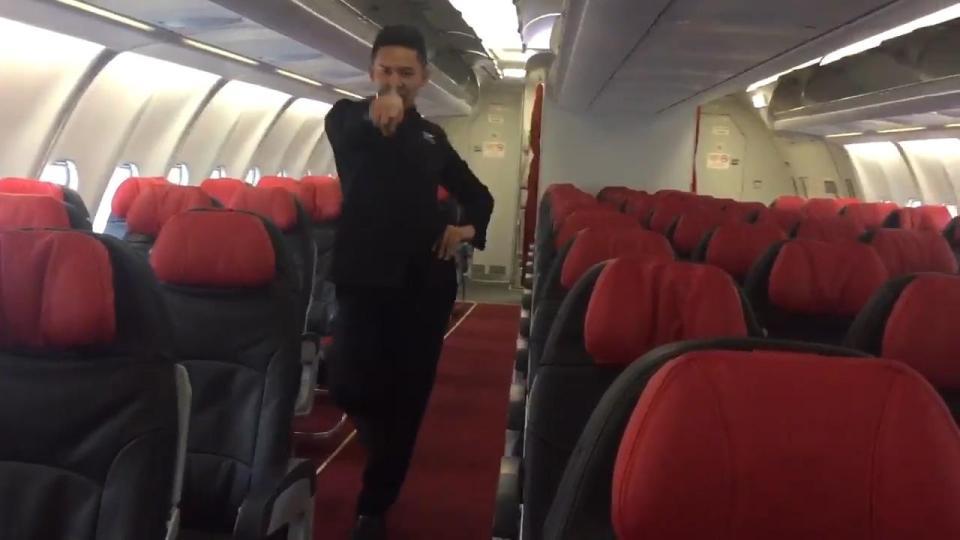 Nam tiếp viên hàng không nổi tiếng nhờ nhảy sexy trên máy bay