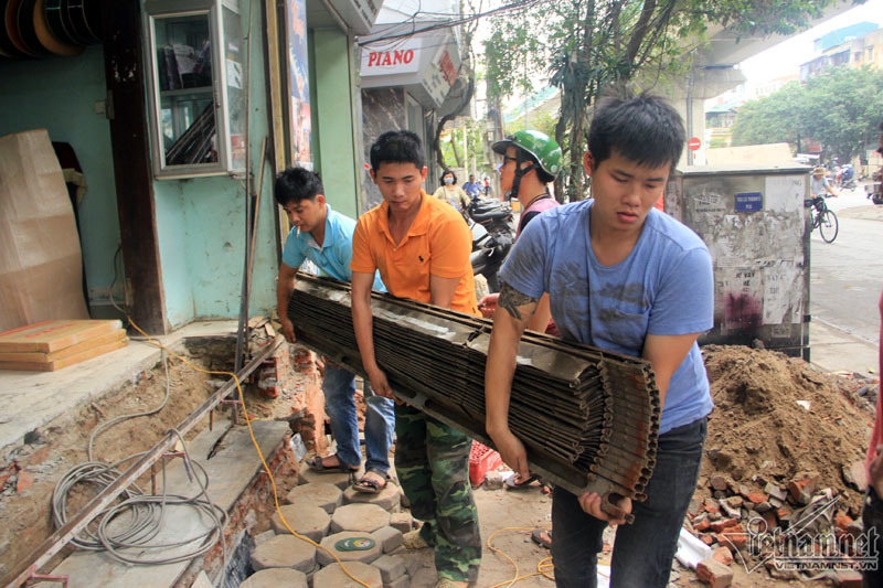 Dẹp vỉa hè, người Hà Nội tự phá cửa nhà