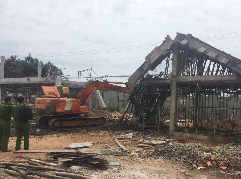 Cổng trường nghề đổ sập, 6 công nhân bị vùi lấp