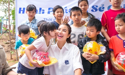Chuyến từ thiện đầy xúc động của Phạm Hương