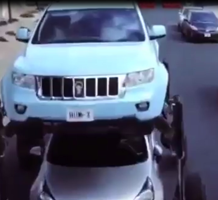 Ô tô đi trên đầu người, không sợ kẹt xe