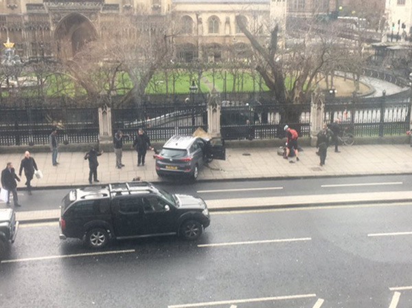 Súng nổ bên ngoài tòa Quốc hội Anh, thương vong lớn