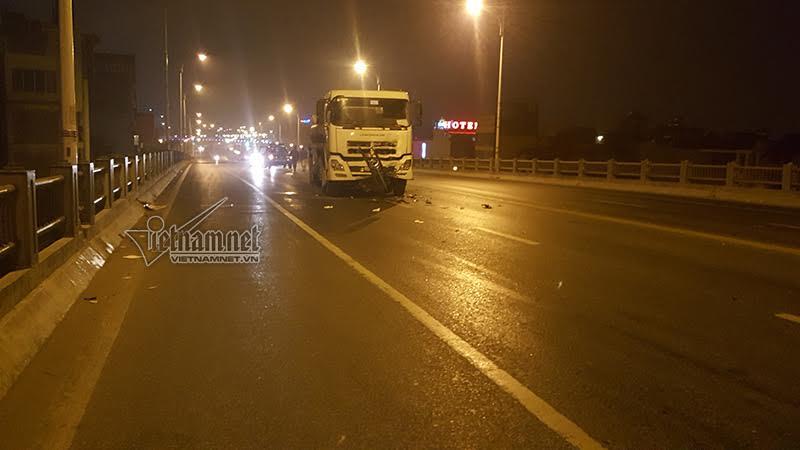 Hà Nội: Xe máy lao trực diện xe bồn, 3 người chết