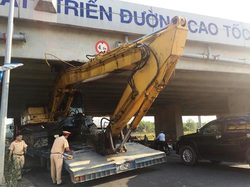 Giải cứu xe 'quá khổ' kẹt cứng gầm cầu vượt cao tốc