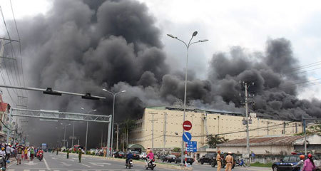 Cháy lớn tại công ty may, nghìn công nhân bỏ chạy