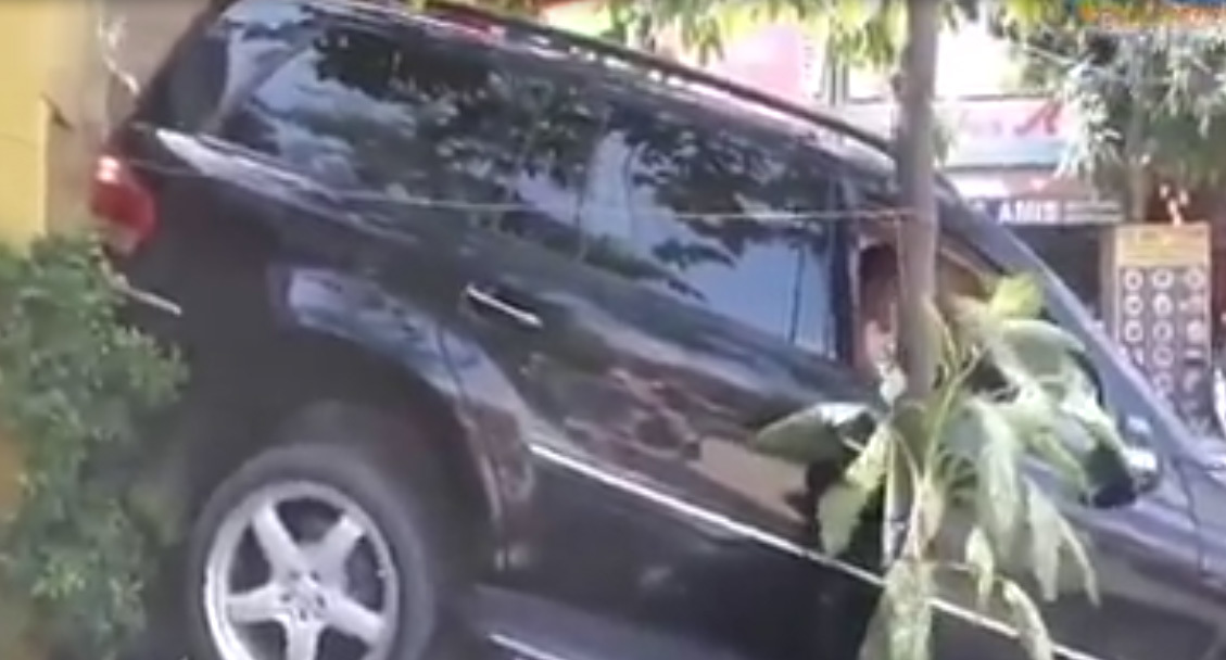 Lùi xe ô tô 'ủi' thẳng vào nhà dân