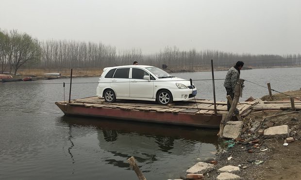 Tài xế thuê phà sang sông để tránh tắc đường