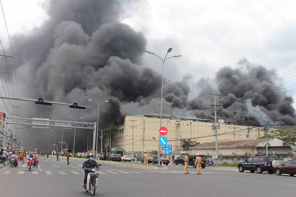Cháy lớn tại Cần Thơ: Khói đen dày đặc chứa khí độc