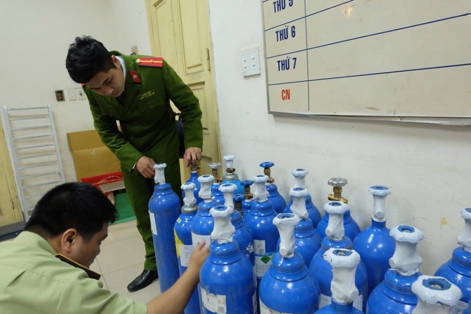 Thu giữ 40 bình khí cười trên phố cổ Hà Nội