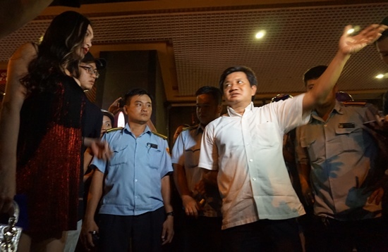 Quận 1 cẩu xe Range Rover, phá thềm gara ô tô chiếm vỉa hè