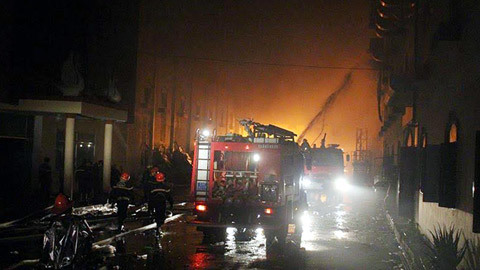 Cháy lớn bùng phát trở lại, hàng trăm cảnh sát trắng đêm dập lửa