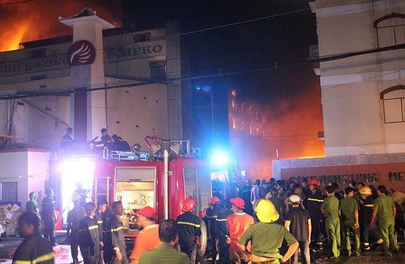 Hàng trăm cảnh sát trắng đêm dập lửa tại công ty may ở Cần Thơ