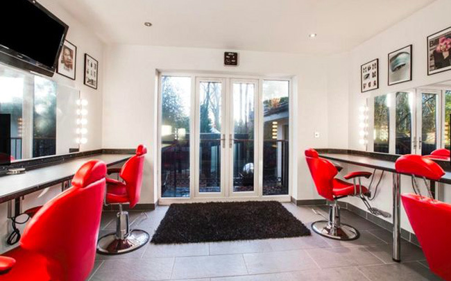 Độc nhất Premier League: Sao MU biến biệt thự thành salon tóc