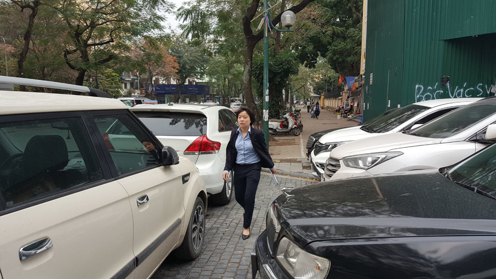 Hà Nội: Bí chỗ đỗ, xế hộp tràn đầy lòng đường, vỉa hè