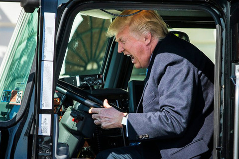 TT Trump thích thú leo lên xe tải, bấm còi inh ỏi