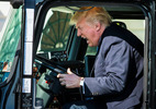 Ông Trump thích thú leo lên xe tải, bấm còi inh ỏi