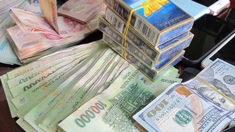 Hàng chục con bạc bỏ chạy toán loạn lúc nửa đêm