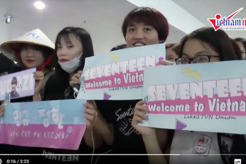 Fan Việt gào thét khản cổ khi thấy Seventeen, Se7en, Apink tại sân bay